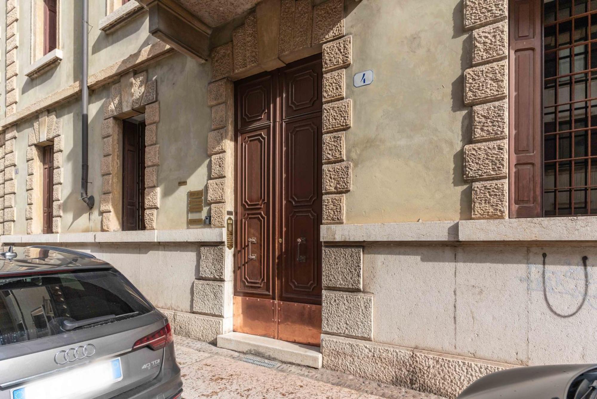 Апартаменты -Near Arena & Parking - Pet Friendly Historical Arena Palace Верона Экстерьер фото